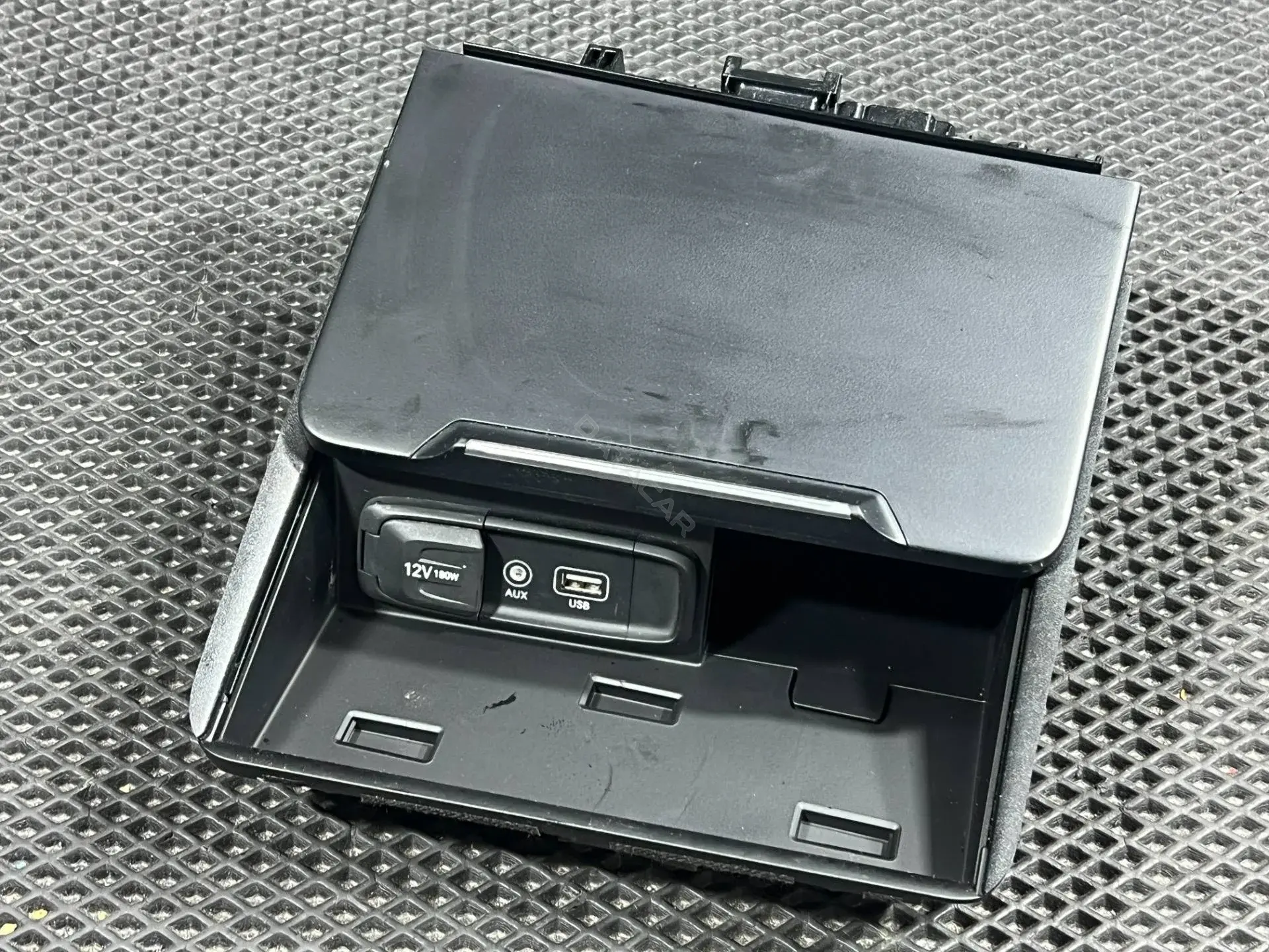 Разъем AUX / USB 84680-G9010