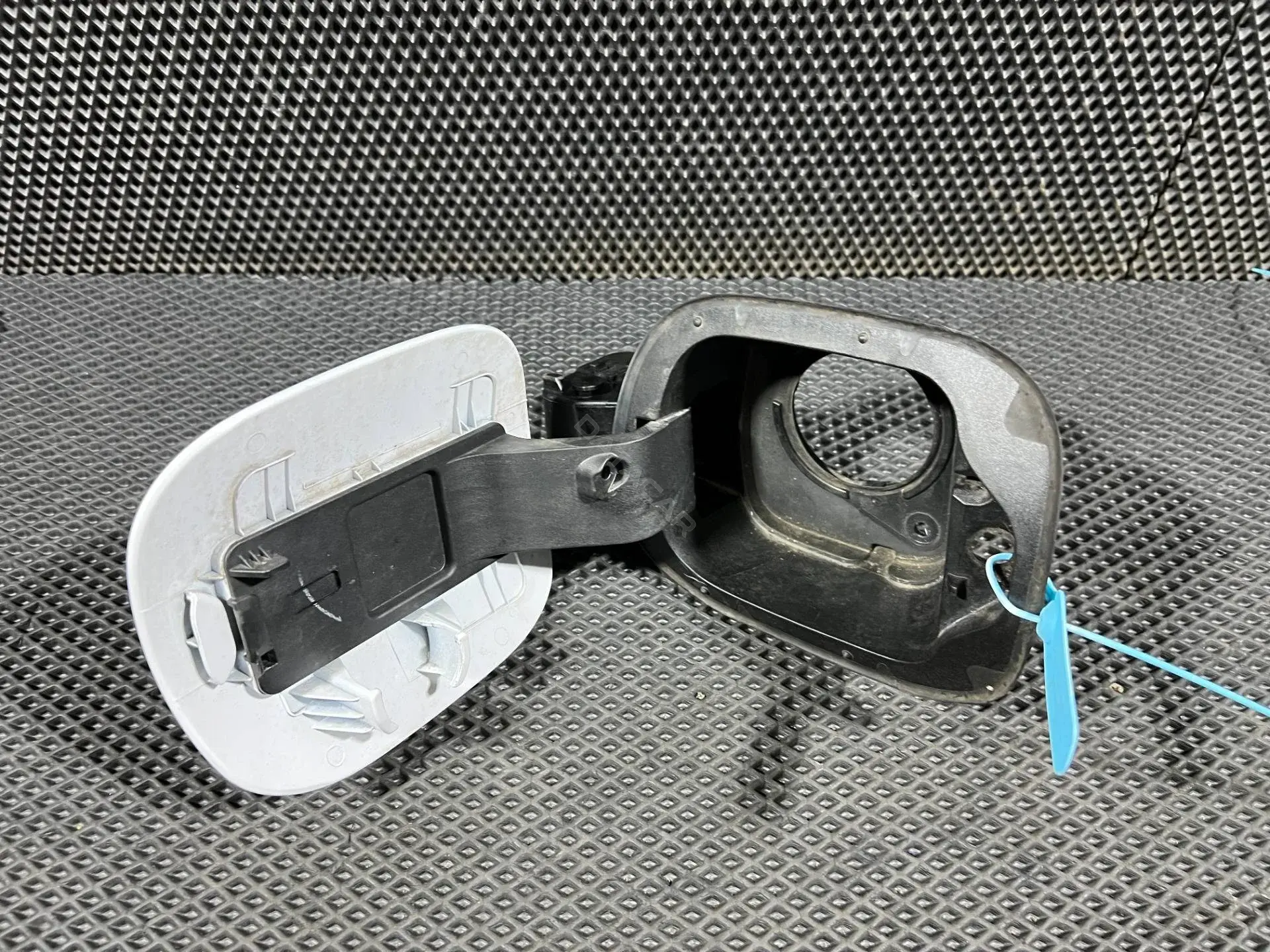 Крышка лючка топливного бака 81595-L3010