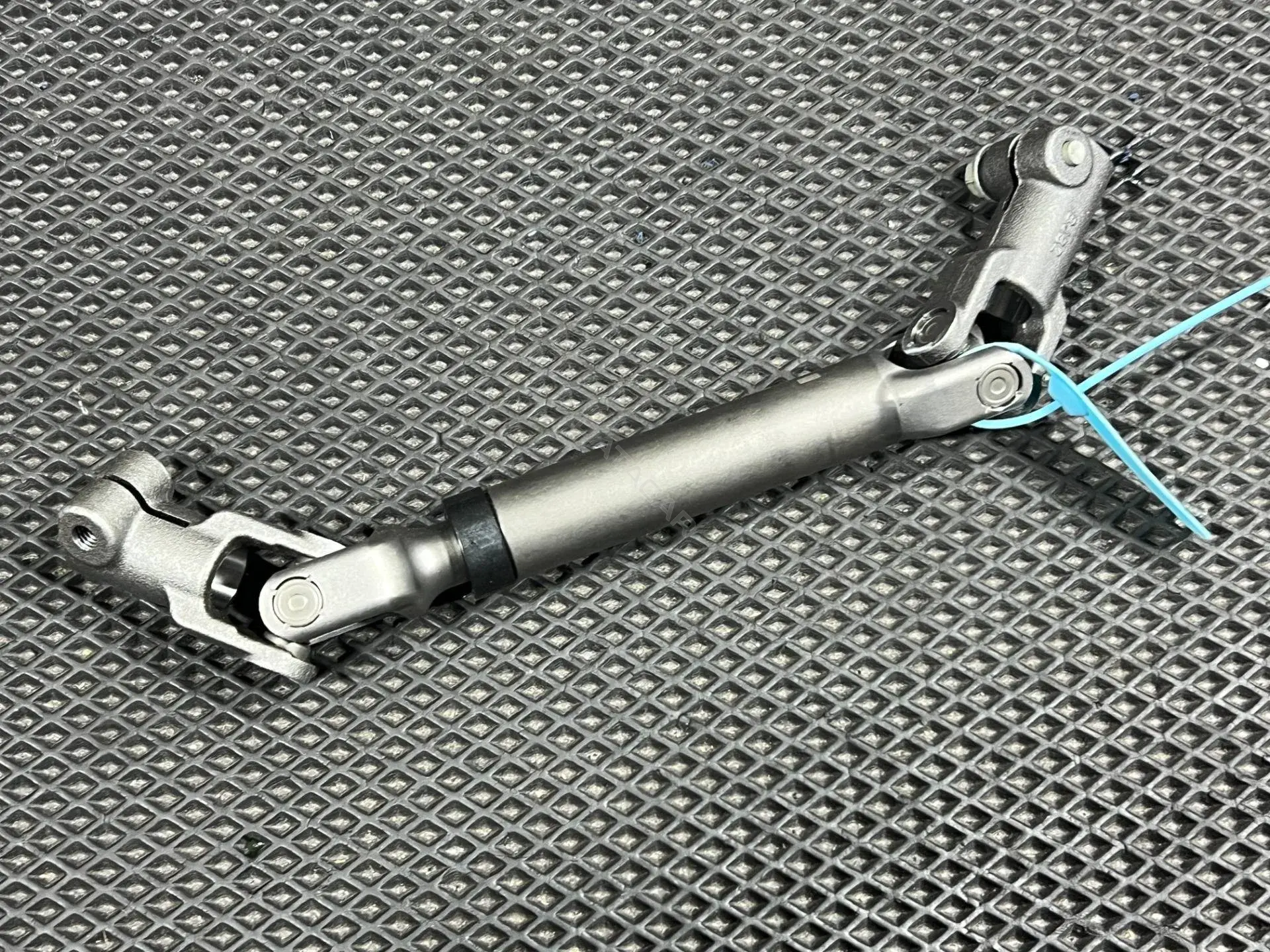 Рулевой карданчик LJ9C3C662AC