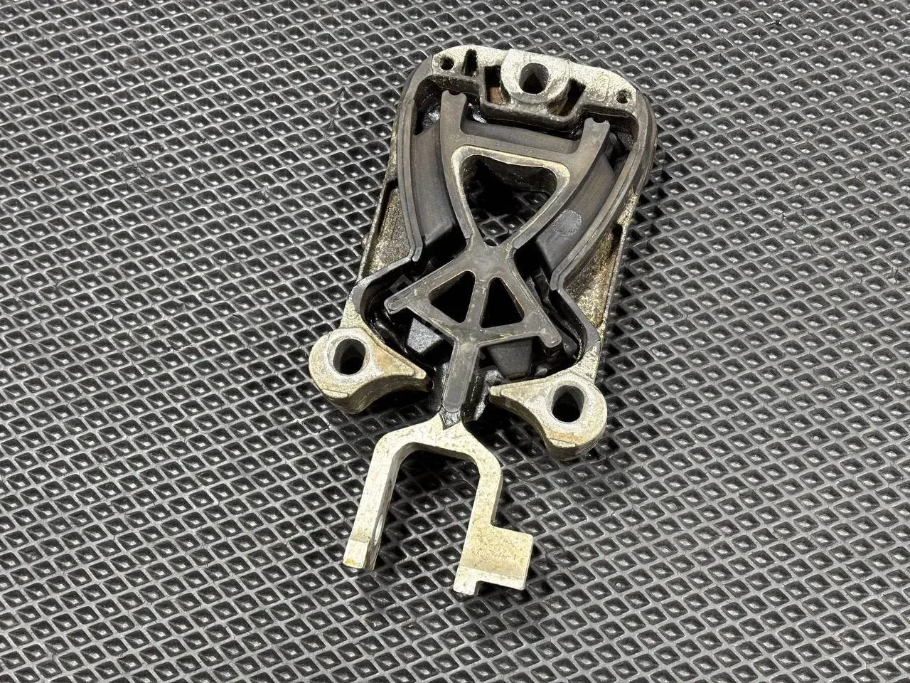 Подушка КПП LX616P082AC