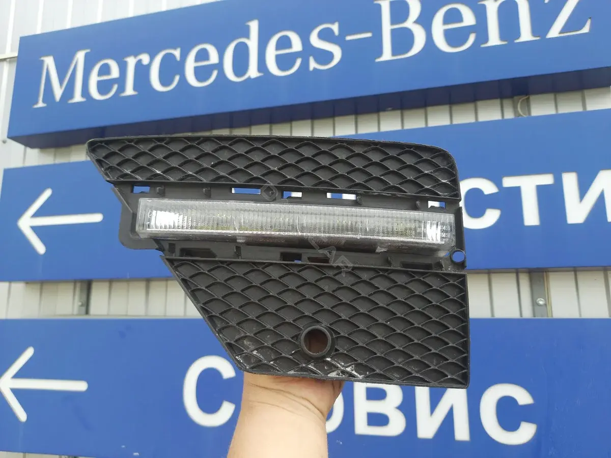 Решетка бампера / заглушка 1668850774, 1668852822, 2049065401