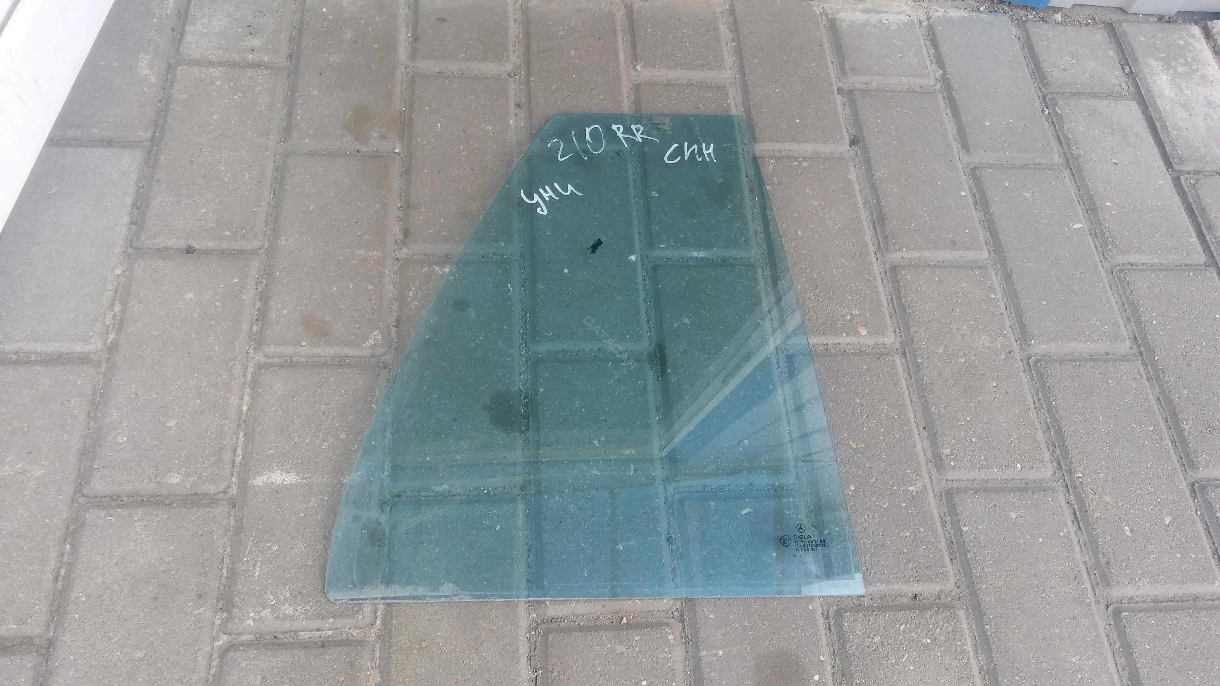 Форточка задняя правая A2107351209